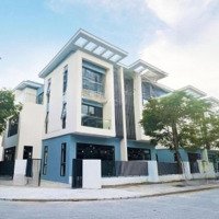 Cho Thuê Biệt Thự Sân Vườn Phố Ngô Thì Nhậm, Hai Bà Trưng,Diện Tích300M2 X 3 Tầng,Mặt Tiền15M, Giá Hợp Lý