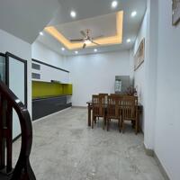 Bán nhà Đinh Công Thượng giá 8.95 tỷ, diện tích 43m2, 4 tầng, mặt tiền 5m