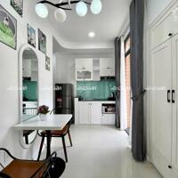 Căn hộ 1 PN siêu sang, đẹp- ban công, cửa kính cực chill, dịch vụ dọn phòng ngay sân bay TSN