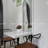 Căn hộ 1 PN siêu sang, đẹp- ban công, cửa kính cực chill, dịch vụ dọn phòng ngay sân bay TSN