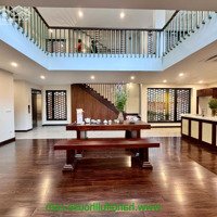 Biệt Thự Sân Vườn Mới, Có Hồ Bơi Ngoài Trời Cho Thuê Ở Tây Hồ Rộng 300M2 Thiết Kế Đẹp