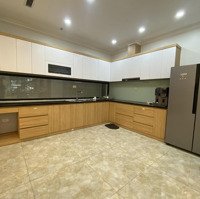 Cho Thuê Biệt Thự Tại Kđt Dịch Vọng . Diện Tích: 170 M * 4 Tầng . Mt: 10 M.sàn Gỗ, Nhà Mới