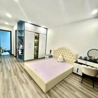Bán nhà Bồ Đề - Long Biên. Ngay cầu Chương Dương. 3p sang phố Cổ. 31m x 6T. Lh 0965858116