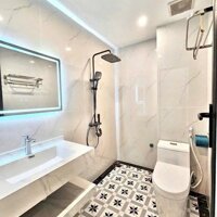 Bán nhà Bồ Đề - Long Biên. Ngay cầu Chương Dương. 3p sang phố Cổ. 31m x 6T. Lh 0965858116