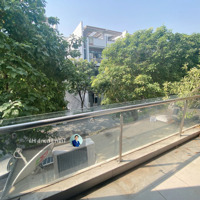 Văn Phòng Tầng 2 - 40M2 Vạn Phúc City, Sàn Trống, Có Ban Công Thoáng, Thang Máy Máy Lạnh, Hầm Xe.