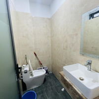 Cho Thuê Tầng 2, Đã Ngăn Sẳn Vách Kính, Thiết Kế 2 Phòng, 1 Wc, 1 Bancony, Phù Hợp Làm Văn Phòng