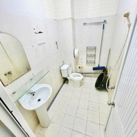 Văn Phòng, Phòng Lớn, 2 Phòng Ngủ, Cửa Kính Lớn 50M2 Đẹp Giá Rẻ Mặt Tiền Đường Bạch Đằng P2 Tb
