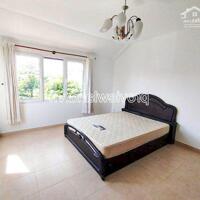 Cho thuê biệt thự khu compound, 3 tầng, hồ bơi, sân vườn, 350m2, 5PN