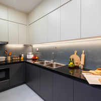 Căn 2 Phòng Ngủgóc, View Hồ Bơi, Landmark 81. Giá Bán 2.8 Tỷ. Liên Hệ: 0973 761 760