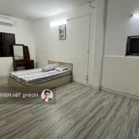 Phòng Ban Công Rộng 35M View Sông - Mặt Tiền Võ Văn Kiệt Q5 Gần Cầu Nguyễn Tri Phương