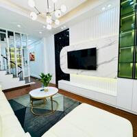 BÁN NHÀ TRUNG TÂM CẦU GIẤY Ô TÔ ĐỖ CỬA PHÂN LÔ NGÕ THÔNG THOÁNG NHÀ ĐẸP CHỈ 8,3 TỶ