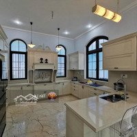 Bán Biệt Thự Ngay Quốc Hương, Thảo Điền, Quận 2.Diện Tích18X28 Cn 499M2 3 Tầng Sân Vườn Hồ Bơi Giá Bán 82 Tỷ