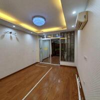 Cho thuê nhà ở Hoàng Quốc Việt 51m2 x 5 tầng, oto đỗ cửa ở và làm VP, Spa, Nail, Tóc