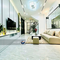 Nhà Riêng 4Pn- 40M2 Tại Phố Ngọc Khánh Giá Bán 8,2 Tỷ- Gần Phố- Ngõ Thông - Kinh Doanh
