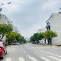 Bán lô góc 3 mặt thoáng  đất mặt đường Lý Nam Đế , Nam Đầm Vạc. G.iá: 60tr/m2.