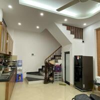 Cho thuê nhà 5 tầng 252 Ngọc Thụy, Long Biên. 40m/sàn. Giá: 10 triệu/tháng. Lh: 0984.373.362