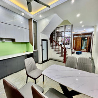 Cực Hiếm! Nhà Lô Góc Nguyễn Ngọc Vũ, Chủ Tự Xây Chắc Chắn, 30M Ra Ô Tô Tránh, 40M2*4T, 4 Ngủ