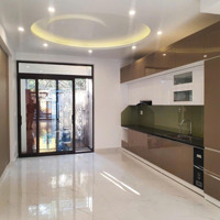 Nhà Tuyến 2 Nguyễn Văn Linh, 68M 4 Tầng Độc Lập Sân Cổng, Ngõ 5M, Giá 6.3 Tỉ, Ngay Chợ Hàng Mới