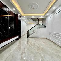 Bán nhà 3 tầng xây độc lập ngay gần chợ Lãm Hà ( có sân cổng ) oto đỗ cửa :
