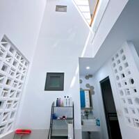 Bán nhà phố hiện đại ngay Giáo Xứ Lộc Lâm, Hố Nai, Biên Hòa, 150m2, giá 3 tỷ 990.