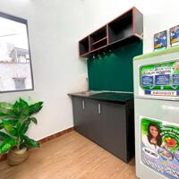 Cho thuê căn hộ dịch vụ Phòng studio rộng 35m2 có 3 cửa sổ trời