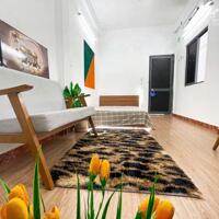 Cho thuê căn hộ dịch vụ Phòng studio rộng 35m2 có 3 cửa sổ trời