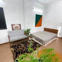 Cho thuê căn hộ dịch vụ Phòng studio rộng 35m2 có 3 cửa sổ trời
