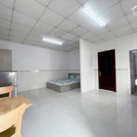 Cho thuê căn hộ ban công, Q10 || ngay mặt tiền Sư Vạn Hạnh || gần Vạn Hạnh Mall, Việt Nam Quốc Tự || giá chỉ 6tr
