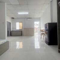Cho thuê căn hộ ban công, Q10 || ngay mặt tiền Sư Vạn Hạnh || gần Vạn Hạnh Mall, Việt Nam Quốc Tự || giá chỉ 6tr