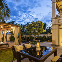 Cần Bán Căn Villas Sát Biển Hơn 400M2 Nhà Xây Sẵn Có Hồ Bơi Và Nội Thất Đầy Đủ Đối Diện Sân Gofl