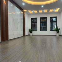 Lô Góc Ôtô Đỗ Quanh Nhà Tại Hoàng Quốc Việt 90M X 5Tầng Có Gara Đường Trước Nhà 10M Giá 30 Triệu