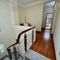 Cho thuê nhà riêng Ngọc Thụy 30m2 5 tầng 3 ngủ oto đỗ cách nhà 5m giá 10tr.
