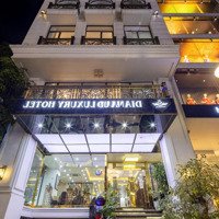 Khách Sạn Hiện Đại Nằm Ở Vị Trí Đắc Địa Nhìn Ra Vịnh