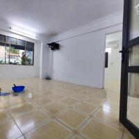 Cho thuê căn hộ tập thể Ngọc Khánh, Ba Đình, 62m2, nhà đẹp 3 mặt thoáng, ô tô đỗ chân cầu thang