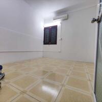 Cho thuê căn hộ tập thể Ngọc Khánh, Ba Đình, 62m2, nhà đẹp 3 mặt thoáng, ô tô đỗ chân cầu thang