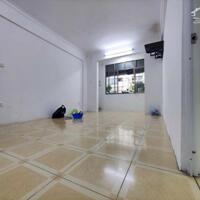 Cho thuê căn hộ tập thể Ngọc Khánh, Ba Đình, 62m2, nhà đẹp 3 mặt thoáng, ô tô đỗ chân cầu thang