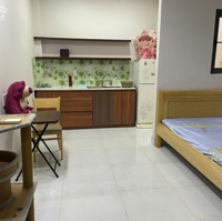 Chdv Ngã Tư Hàng Xanh,Đại Học Hutech