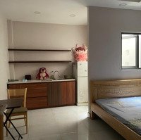 Chdv Ngã Tư Hàng Xanh,Đại Học Hutech