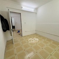 Cho Thuê Căn Hộ Tập Thể T5 Diện Tích: 50M 1P.ngủ , Nhà Thoáng Sạch Mặt Phố Ngọc Khánh Giá 6 Triệu/Tháng