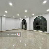Văn Phòng 35M2 Ban Công Lớn, Có Thang Máy, Máy Lạnh, Hầm Để Xe - Giá Thuê 6.5 Triệu/Tháng