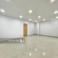 Văn Phòng 35M2 Ban Công Lớn, Có Thang Máy, Máy Lạnh, Hầm Để Xe - Giá Thuê 6.5 Triệu/Tháng