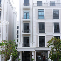 Bán Gấp Manhattan Glory 180M2 Giá Bán 26 Tỷ Full Nội Thất, Có Thang Máy, Trục Đường Thông