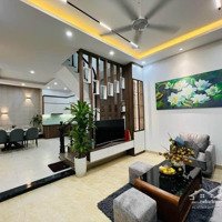 Bán Nhàhẽm Xe Hơiđường Lê Thị Riêng, Bến Thành, Q1, Ngay Chợ Bến Thành,Diện Tích31,6M2, Giá Bán 3Tỷ090, Sổ Riêng