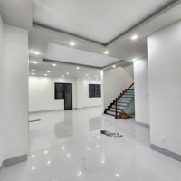 Cho thuê nhà kiểu biệt thự, gần hồ cảnh quan, khu nam long 3
