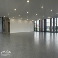 Cho Thuê Toà Văn Phòng Khu Tthc Thủ Đức,Dt 20X20M, Trệt+3 Tầng Sàn Trống Giá 300 Triệu/Th. Liên Hệ:0979162123
