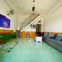 Nhà mặt tiền nhánh 1 trệt 1 lầu giá rẻ bèo chỉ 3 đồng mấy ạ