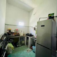 Nhà mặt tiền nhánh 1 trệt 1 lầu giá rẻ bèo chỉ 3 đồng mấy ạ