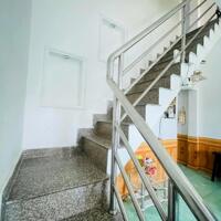 Nhà mặt tiền nhánh 1 trệt 1 lầu giá rẻ bèo chỉ 3 đồng mấy ạ