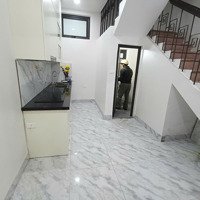 Cho Thuê Nhà Trung Kính,Diện Tích53M2 X 4 Tầng Mỗi Tầng 1P Thông Sàn, Vệ Sinh Cầu Thang Cuối Điều Hòa