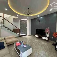 Nhà 2 tầng kiệt oto Hoàng Diệu TTTP cần bán giá sập sàn chỉ nhỉnh 2 tỷ.
